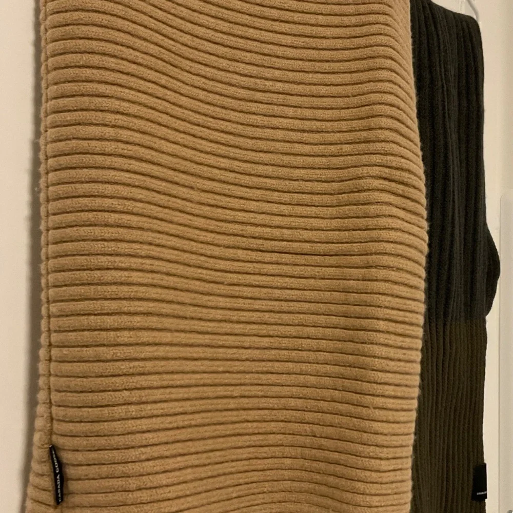 Canada Goose wool scarves, color light brown and dark green - Picture 3 of 3